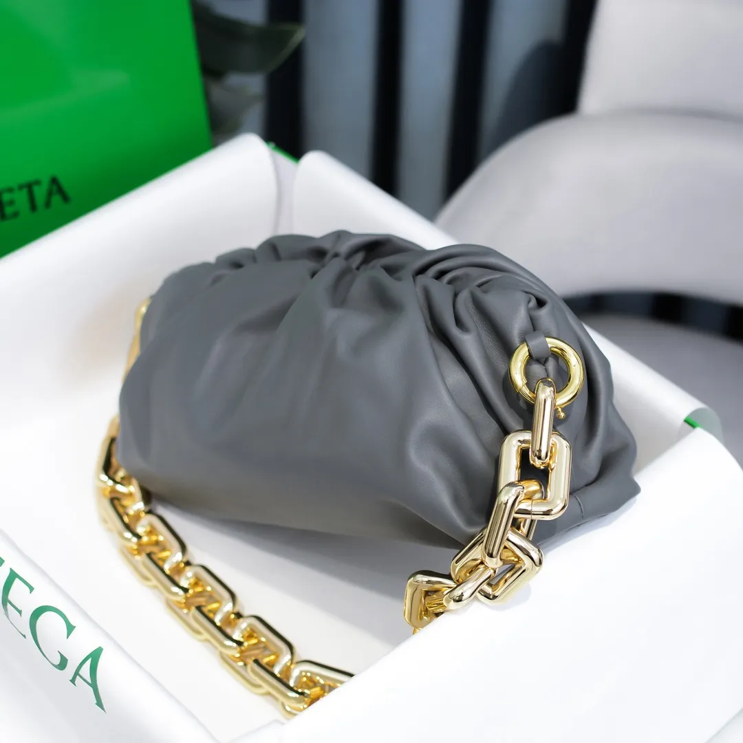 2020 new products will continue to upgrade the cloud bag to the вoттega veneтa chain cloud bag. It is still developed with imported original leather as standard. This hardware chain needs to be light on the upper body and can only be made of all-steel material. It is made of hollowed metal. You don’t have to worry about its weight. Major celebrity fashion bloggers have used it to attend fashion shows. Who can resist the charm of this large gold chain [smile] Style number: 6708# Size: 30*16*12